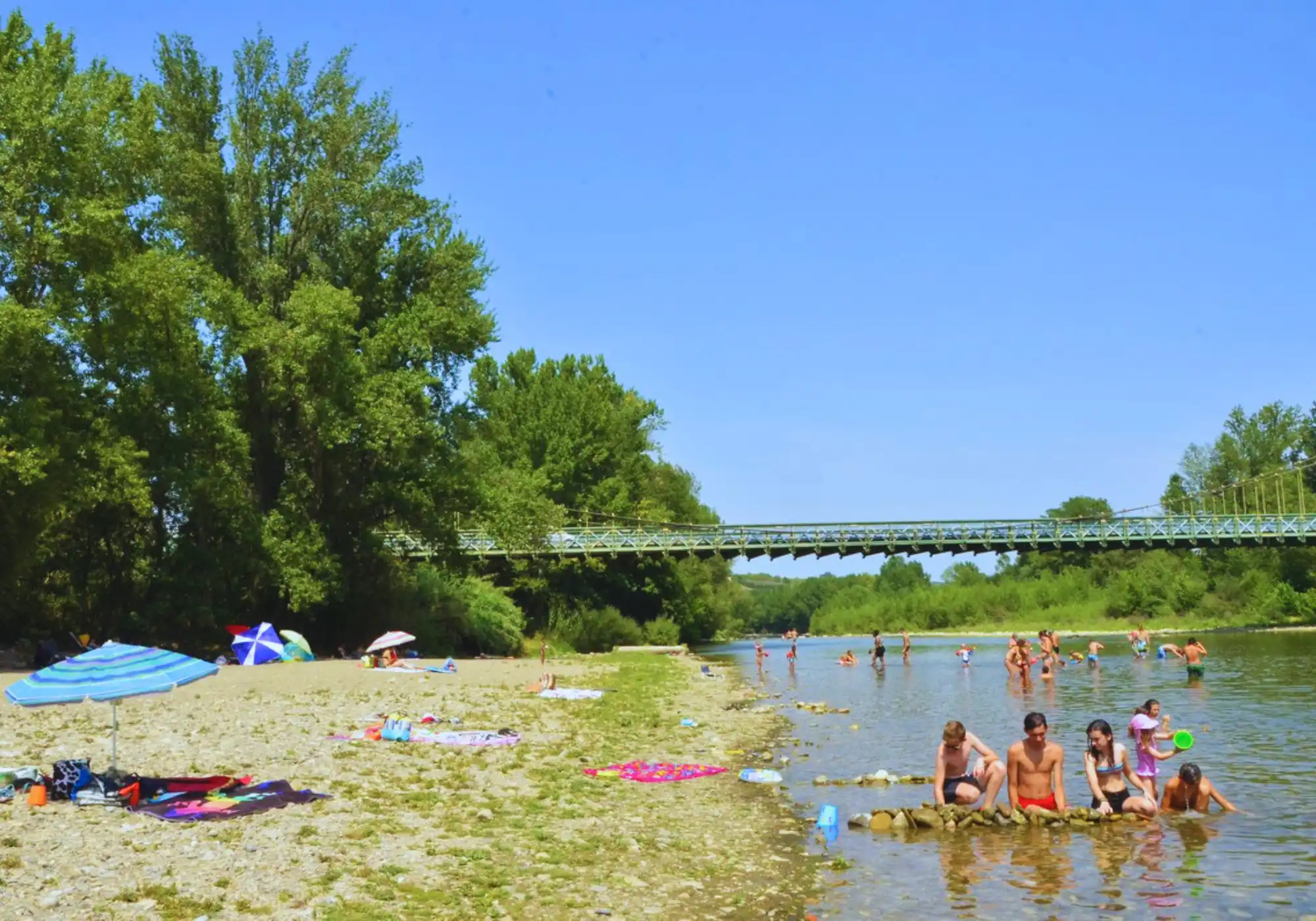 enfants en bord de rivière, baignade et jeux